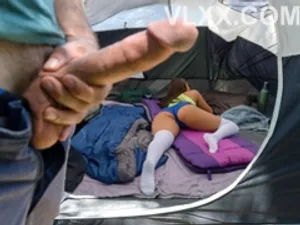 Ôm bạn tình khi hai bạn gặp lại nhau sau một thời gian dài không gặp. Rốt cuộc, hai bạn sẽ nảy sinh tình cảm với nhau sau khi quan hệ tình dục trong một thời gian dài, đúng không?